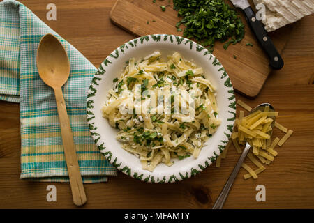 Nudeln sind ein Grundnahrungsmittel in vielen Kulturen aus ungesäuerten Teig die gestreckt ist, extrudierte oder Kaltgewalztem und zu einer Vielzahl von sh Cut Stockfoto