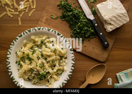 Nudeln sind ein Grundnahrungsmittel in vielen Kulturen aus ungesäuerten Teig die gestreckt ist, extrudierte oder Kaltgewalztem und zu einer Vielzahl von sh Cut Stockfoto