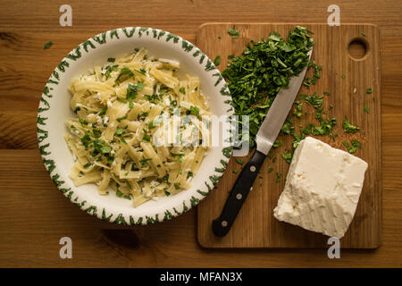 Nudeln sind ein Grundnahrungsmittel in vielen Kulturen aus ungesäuerten Teig die gestreckt ist, extrudierte oder Kaltgewalztem und zu einer Vielzahl von sh Cut Stockfoto