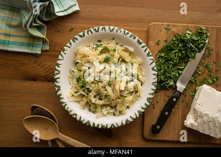 Nudeln sind ein Grundnahrungsmittel in vielen Kulturen aus ungesäuerten Teig die gestreckt ist, extrudierte oder Kaltgewalztem und zu einer Vielzahl von sh Cut Stockfoto