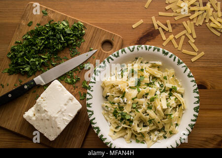 Nudeln sind ein Grundnahrungsmittel in vielen Kulturen aus ungesäuerten Teig die gestreckt ist, extrudierte oder Kaltgewalztem und zu einer Vielzahl von sh Cut Stockfoto