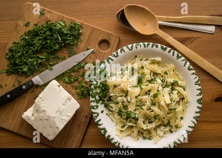 Nudeln sind ein Grundnahrungsmittel in vielen Kulturen aus ungesäuerten Teig die gestreckt ist, extrudierte oder Kaltgewalztem und zu einer Vielzahl von sh Cut Stockfoto
