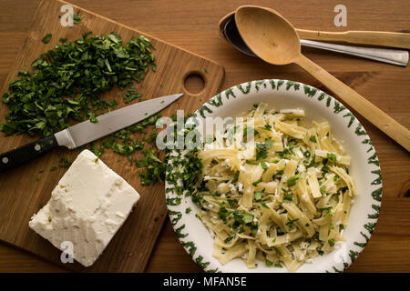 Nudeln sind ein Grundnahrungsmittel in vielen Kulturen aus ungesäuerten Teig die gestreckt ist, extrudierte oder Kaltgewalztem und zu einer Vielzahl von sh Cut Stockfoto