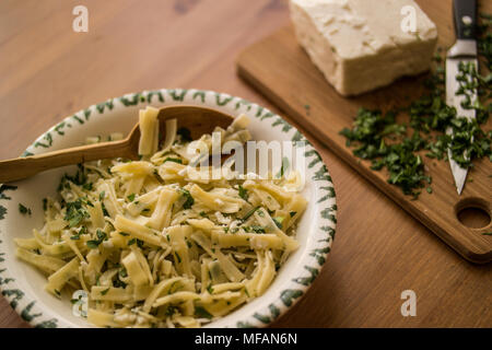 Nudeln sind ein Grundnahrungsmittel in vielen Kulturen aus ungesäuerten Teig die gestreckt ist, extrudierte oder Kaltgewalztem und zu einer Vielzahl von sh Cut Stockfoto