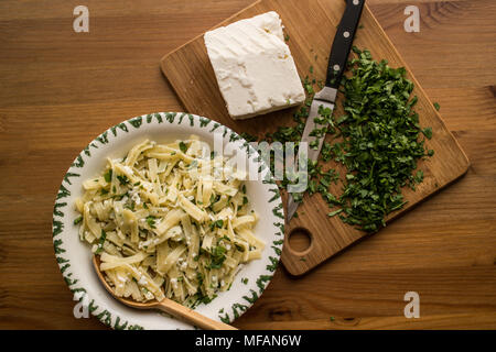 Nudeln sind ein Grundnahrungsmittel in vielen Kulturen aus ungesäuerten Teig die gestreckt ist, extrudierte oder Kaltgewalztem und zu einer Vielzahl von sh Cut Stockfoto