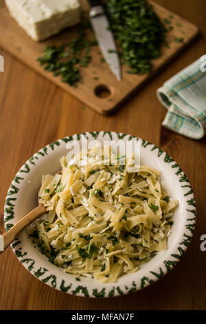 Nudeln sind ein Grundnahrungsmittel in vielen Kulturen aus ungesäuerten Teig die gestreckt ist, extrudierte oder Kaltgewalztem und zu einer Vielzahl von sh Cut Stockfoto