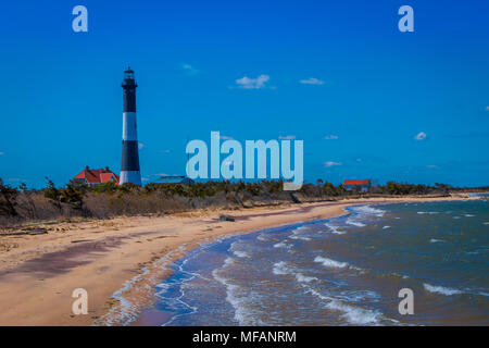 Im freien Blick auf den Atlantik Wellen am Strand von Montauk Point Light, Leuchtturm, in Long Island, New York, Suffolk County Stockfoto