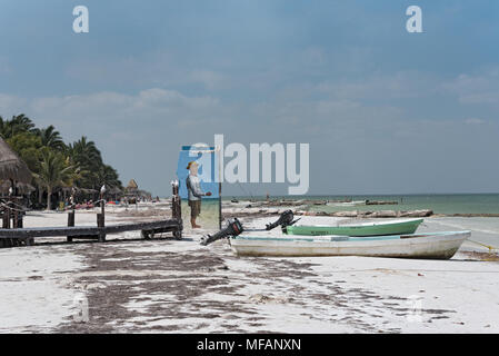 Fischerboote am Strand der Insel Holbox, Mexiko Stockfoto
