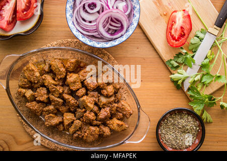 Arnavut Cigeri/albanischen Leber auf einer hölzernen Oberfläche. Stockfoto