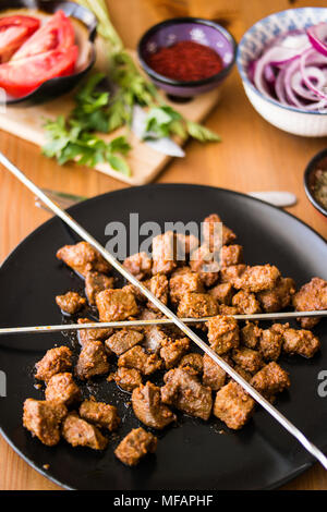 Arnavut Cigeri/albanischen Leber auf einer hölzernen Oberfläche. Stockfoto