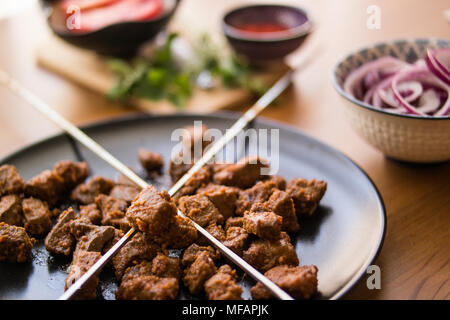 Arnavut Cigeri/albanischen Leber auf einer hölzernen Oberfläche. Stockfoto