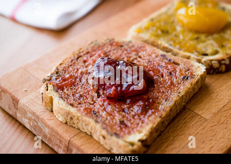 Zwetschgen Pflaumen marmelade auf Brot mit Marillenmarmelade. Ökologische Lebensmittel. Stockfoto