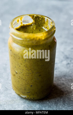 Grüne Pistazien einfügen Urbech mit Erdnussbutter. Ökologische Lebensmittel. Stockfoto