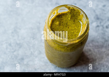 Grüne Pistazien einfügen Urbech mit Erdnussbutter. Ökologische Lebensmittel. Stockfoto