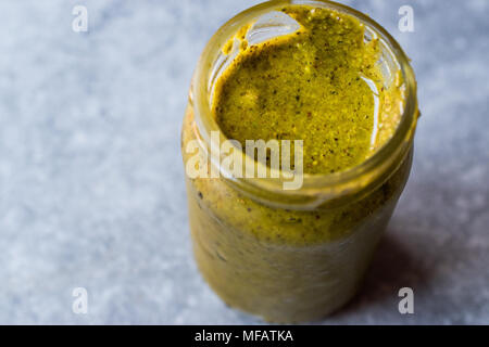 Grüne Pistazien einfügen Urbech mit Erdnussbutter. Ökologische Lebensmittel. Stockfoto