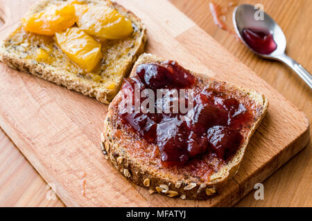 Zwetschgen Pflaumen marmelade auf Brot mit Marillenmarmelade. Ökologische Lebensmittel. Stockfoto