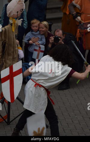 Menschen in Chester eine Nacherzählung der Geschichte von St. George auf St. George's Day Stockfoto