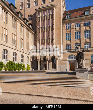 Zürich, Schweiz - 13. Oktober, 2013: Eingang zum Hauptgebäude der Universität Zürich. Der Universität Zürich, in der Stadt zu entfernt Stockfoto