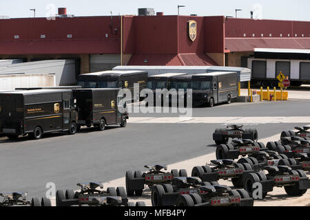 Lkw und Anhänger mit UPS (United Parcel Service) in Horsham, Pennsylvania am 22. April 2018. Stockfoto