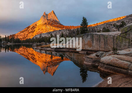 Cathedral Peak Sonnenuntergang im oberen Kathedrale See, Yosemite National Park, Kalifornien nieder Stockfoto