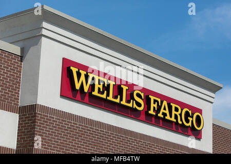 Ein logo Zeichen außerhalb der Wells Fargo Bank Filiale in Reading, Pennsylvania am 22. April 2018. Stockfoto