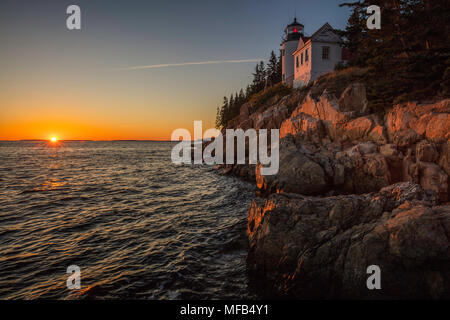 Sonnenuntergang am Bass Harbor Head Lighthouse, Acadia National Park, Maine Stockfoto