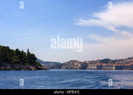 Die Wände von Stari Grad (Altstadt) von Dubrovnik und die Insel Lokrum, Kroatien, von seewärts Stockfoto