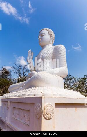 Der Buddha Statue in Abhaya mudra Hand darstellen, Symbol für Sicherheit Stockfoto