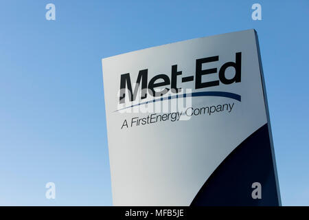 Ein logo Zeichen außerhalb des Hauptsitzes der Met-Ed, einer Tochtergesellschaft der FirstEnergy, Reading, Pennsylvania am 22. April 2018. Stockfoto