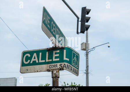 Panama City, Panama - März 2018: Street Sign der Avenida Central, einer belebten Einkaufsstraße in Panama City Stockfoto