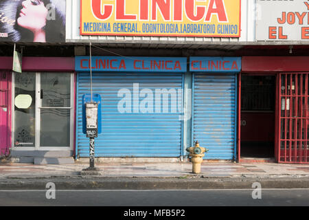 Panama City, Panama - März 2018: Menschen auf der belebten Einkaufsstraße in Panama City, Avenida Central Stockfoto