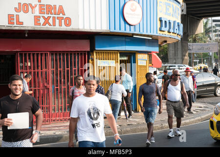 Panama City, Panama - März 2018: Menschen auf der belebten Einkaufsstraße in Panama City, Avenida Central Stockfoto