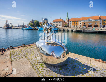 Han, die aus poliertem Stahl Skulptur eines jungen Mannes von Elmgreen & Dragset wird oft zu Bruder ein wenig Mermaid's bezeichnet, Kultur Hafen Kronborg, Port Stockfoto