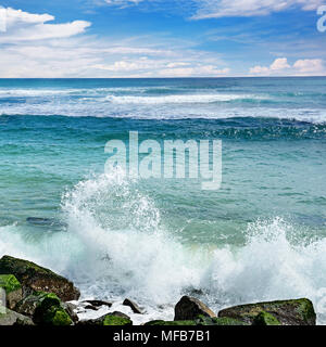 Wellen brechen gegen steinigen Ufer des Ozeans. Seascape. Stockfoto