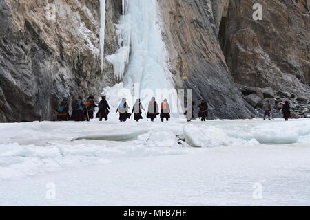 Chader trek, Zanskar River Trekking auf dem chader Trek ist sehr berühmt für Trekker rund um den Globus. Die 1-2 Monate im Winter. Stockfoto