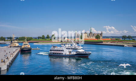 Hafen von Helsingør, Øre Sound Fähre 'MS Promille" vor der Kulisse des Schloss Kronborg, Seeland, Dänemark Stockfoto