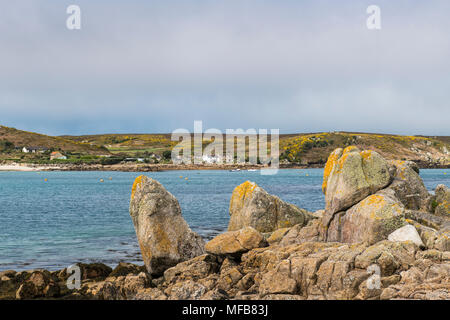 Auf der Suche nach bryher von Tresco aus in der Nähe von Grimsby, Isles of Scilly Stockfoto