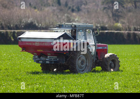 Traktor verbreiten Dünger auf dem Feld Stockfoto