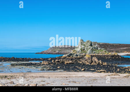 Der Strand von Porth auf Bryher übersicht Hangmans Rock, Isles of Scilly. Stockfoto