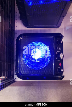 Strahlenden Glanz der blaue Kristalle. Anbaugerät mit dem Tonbandgerät. Farbe Musik. Stockfoto