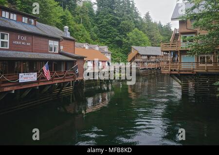 Touristen besuchen Geschäfte entlang der Creek Street, der ehemalige historische Rotlichtviertel von Ketchikan, Alaska. Stockfoto