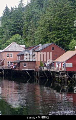Touristen besuchen Geschäfte entlang der Creek Street, der ehemalige historische Rotlichtviertel von Ketchikan, Alaska. Stockfoto