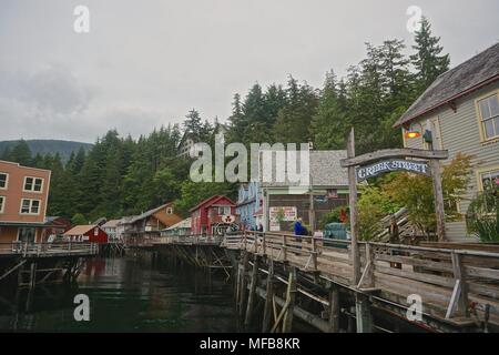 Touristen besuchen Geschäfte entlang der Creek Street, der ehemalige historische Rotlichtviertel von Ketchikan, Alaska. Stockfoto