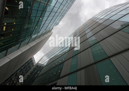 Moderne und zeitgenössische Gebäude im Zentrum der Stadt London. verglaste Gebäude abstrakt, blickte in den Himmel zwischen den Niederlassungen. Stockfoto