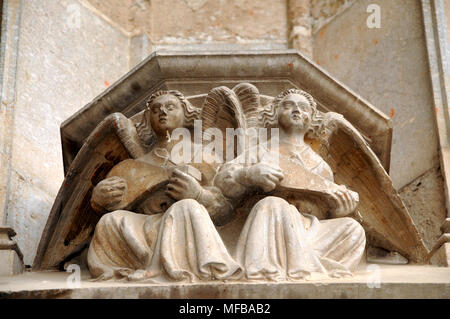 Detail der geformten Stein Engel mit Musikinstrumenten in der Kathedrale von Girona, Katalonien, Spanien Stockfoto