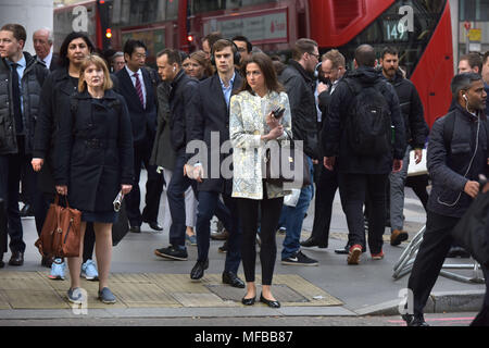 Büro Arbeitnehmer Pendeln während des morgendlichen Berufsverkehrs in der City von London zu arbeiten Stockfoto