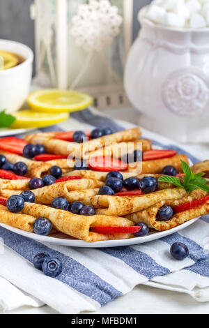 Gesunde vegane Pfannkuchen Crepe mit Heidelbeeren und Erdbeere. Stockfoto