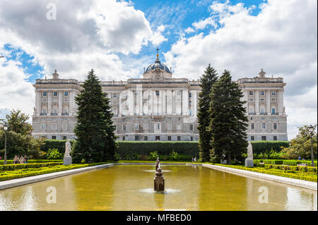 Königspalast (Palacio Real), Madrid, Spanien. Blick von der Sabatini Gärten Stockfoto