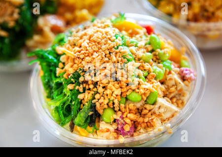 Traditionelle hawaiische Poke Sushi essen Schüssel bestehend aus Thunfisch, Lachs, Algen, Edamame und knusprigen Knoblauch über Reis in speziellen Sauce. Stockfoto