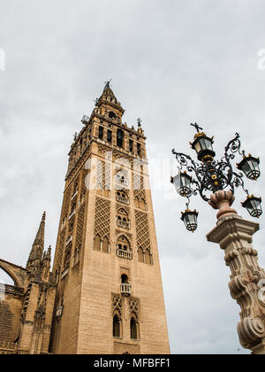 Die Giralda, das ehemalige Minarett, die zu einem Glockenturm für die Kathedrale von Sevilla in Sevilla umgewandelt wurde. UNESCO-Welterbe Stockfoto